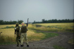 Ilustrační foto - Ruští vojáci hlídkují u pole s pšenicí v Záporoží 14. června 2022.