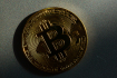 Mince s logem kryptoměny bitcoin.