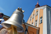 V karlovarské sklárně Moser byl 15. června 2022 slavnostně posvěcen zvon, který se vrátí na zvonici sklárny. Na jeho pořízení se složili ve sbírce zaměstnaci firmy.