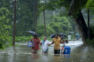 Záplavy v Bangladéši a severovýchodní Indii si vyžádaly desítky obětí. Na snímku z 18. června lidé prchající před velkou vodou v Indii.