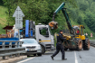 Policisté zajistili kmen stromu ke znaleckému zkoumání, který spadl předchozí den na silnici II/252 do Malé Úpy v Krkonoších na auto a usmrtil tři lidi, 20. června 2022. 