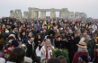 U kamenného kruhu Stonehenge v Británii se 21. června 2022 sešlo na 6000 lidí, aby oslavili letní slunovrat.