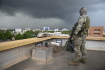 Ilustrační foto - Velení výcvikové mise Evropské unie (EUTM) v západoafrickém Mali převzal 21. června 2022 brigádní generál české armády Radek Hasala. Na snímku z 20. června 2022 je český voják střežící velitelství mise EUTM v Bamaku.