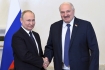Ruský prezident Vladimir Putin (vlevo) a jeho běloruský protějšek Alexander Lukašenko při schůzce v Petrohradu 25. června 2022.