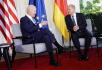 Německý kancléř Olaf Scholz (vpravo) a americký prezident Joe Biden při setkání na zámku Elmau 26. června 2022.