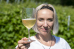 Vinařka Lucie Šimonová ukazuje sklenici s vínem vyrobeným technologií kvevri, 26. červen 2022, Rájec, Rychnovsko.