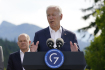 Americký prezident Joe Biden při projevu na summitu G7 na zámku Elmau 26. června 2022. V pozadí je německý kancléř Olaf Scholz.