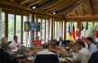 Ukrajinský prezident Volodymyr Zelenskyj  hovoří z obrazovky k účastníkům summitu G7 v bavorském alpském zámku Elmau, 27. června 2022.