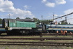 Železničáři a hasiči zvedají v Bohumíně na Karvinsku na koleje vlak pendolino, který se ráno srazil s posunovací lokomotivou, aby ho posléze mohli odvézt do depa, 27. června 2022. 