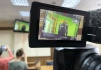Ruský opoziční lídr Alexej Navalnyj na displeji kamery, která v soudní místnosti ve Vladimiru zabírá televizní obrazovku, 28. června 2022. 