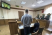 Ilustrační foto - Ruský opoziční lídr Alexej Navalnyj na obrazovce televize v soudní místnosti ve Vladimiru, 28. června 2022. 