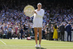 Jelena Rybakinová z Kazachstánu s trofejí za vítězství ve finále Wimbledonu 9. července 2022. 