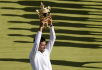 Srbský tenista Novak Djokovič se raduje z vítězství ve finále Wimbledonu 10. července 2022. 