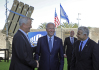 Americký prezident Joe Biden (uprostřed) se vítá s izraelským premiérem Jairem Lapidem (vpravo) a ministrem obrany Bennym Gantzem na letišti Ben Gurion poblíž Tel Avivu, 13. července 2022. V pozadí je izraelský obranný systém Iron Dome (Železná kopule).