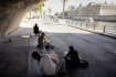 Ilustrační foto - Lidé v Paříži se schovávají ve stínu pod mostem přes řeku Seinu během vlny veder. 
