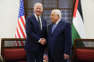 Americký prezident Joe Biden (vlevo) a palestinský vůdce Mahmúd Abbás při schůzce v Betlémě, 15. července 2022.
