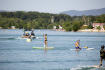 Lidé jezdí na paddleboardech 19. července 2022 na přírodním koupališti Náklo poblíž Olomouce.