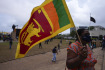 Protivládní demonstrant nese vlajku Srí Lanky během protestů v Kolombu. 