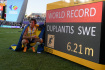 Švédský tyčkař Armand Duplantis po překonání světového rekordu na atletickém MS v Eugene, 24. července 2022.