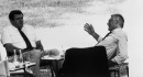 Tehdejší předseda HZDS a slovenský premiér Vladimír Mečiar (vlevo) hovoří v zahradě brněnské vily Tugendhat s tehdejším českým premiérem a předsedou ODS Václavem Klausem během jednání o rozdělení federace, 26. srpna 1992.