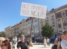 Muž protestuje na mítinku poslance Andreje Babiše (ANO), 4. srpna 2022 v Táboře.