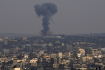 Dým stoupá z budovy v pásmu Gazy po izraelském náletu, 6. srpna 2022. 