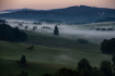Ilustrační foto - Mlhavé ráno v údolí rozlitin řeky Vltavy u Nové Pece na Prachaticku. Ilustrační foto. 