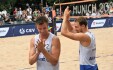 Mistrovství Evropy v plážovém volejbalu, 17. srpna 2022 v Mnichově. Beachvolejbalisté Ondřej Perušič (vpravo) a David Schweiner z ČR.