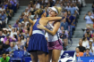 České tenistky Lucie Hradecká a Linda Nosková (zleva) v utkání dvouhry na US Open proti domácí dvojici Sereně a Venus Williamsových, 1 září 2022. 