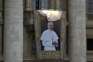Portrét bývalého papeže Jana Pavla I., kterého papež František prohlásil během mše na Svatopetrském náměstí ve Vatikánu za blahoslaveného, 4. září 2022. 