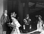 Britská královna Alžběta II. vstupuje do Buckinghamského paláce po své korunovaci v londýnském Westminsterském opatství, 2. června 1953. 