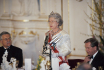 Ilustrační foto - Britská královna Alžběta II. při slavnostní večeři ve Španělském sále Pražského hradu, 27. března 1996. Vlevo tehdejší premiér Václav Klaus a vpravo prezident Václav Havel.