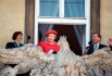 Britská královna Alžběta II. (uprostřed), prezident Václav Havel (vpravo) a tehdejší brněnská primátorka Dagmar Lastovecká zdraví obyvatele města z balkonu Nové radnice při královnině návštěvě Brna, 28. března 1996.
