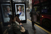 Portrét britské královny Alžběty II. na autobusové zastávce v Londýně, 9. září 2022.
