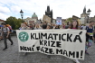 Stávka za klima, kterou uspořádalo studentské ekologické hnutí Fridays for Future, 9. září 2022, Praha. Účastníci akce při pochodu na Karlově mostě.