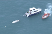 Záchranáři u člunu, který se u novozélandského Jižního ostrova 10. září 2022 převrátil po srážce s s velrybou. 