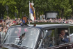Britský král Karel III. zdraví zástupy lidí při příjezdu do Buckinghamského paláce. 