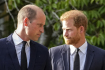 Zleva britský prinnc William a jeho mladší bratr, princ Harry, před hradem Windsor, 10. září 2022. 