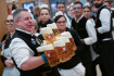 Číšník nese hostům pivo na začátku 187. mnichovského Oktoberfestu ve stanu Schottenhamel 17. září 2022.