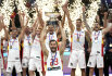 Španělští basketbalisté s trofejí (drží ji Rudy Fernández) po vítězství na ME. V berlínském finále 18. září 2022 porazili Francii.