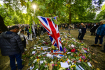 Ilustrační foto - Lidé přinášejí květiny k poctě zesnulé královny Alžběty II. do Green Parku nedaleko Buckinghamského paláce, 18. září 2022, Londýn. 
