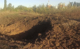Kráter způsobený dopadem ruské rakety poblíž Jihoukrajinské jaderné elektrárny v Mykolajivské oblasti, 19. září 2022.