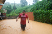 Ilustrační foto - Hurikán Fiona. Na snímku muž na zatopené silnici v Cayey de Muesas v centrálním Portoriku 18. září 2022.