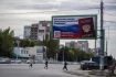 Billboard s nápisem „Jak získat pas občana Ruska?“ na ulici ve městě Luhansk v proruskými separatisty ovládané Luhanské lidové republice, která se chystá na referendum o připojení oblasti k Rusku, 22. září 2022. 