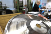 Výroba vinylových gramofonových desek ve společnosti GZ Media, 21. září 2022, Loděnice, Berounsko. Na snímku je výroba a kontrola matrice negativu technologií Direct Metal Mastering.