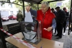 Lidé v ukrajinském Mariupolu u mobilní hlasovací místnosti, ve které se 23. září 2022 hlasovalo o připojení Doněcké lidové republiky v Rusku. 