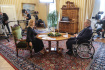 Povolební Partie Terezie Tománkové (vlevo) s prezidentem Milošem Zemanem vysílaná živě CNN Prima News ze zámku v Lánech, 25. září 2022.