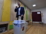Předseda Senátu Miloš Vystrčil odevzdává hlas v druhém kole senátních voleb, 30. září 2022, Telč, Jihlavsko. 