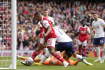 Fotbalista domácího Arsenalu Gabriel Jesus dává gól Tottenhamu v utkání anglické ligy 1. října 2022 v Londýně.