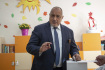 Bývalý premiér Bojko Borisov odevzdává svůj hlas ve volební místnosti v Bankji během parlamentních voleb v Bulharsku 2. října 2022.